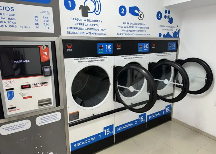 Borne de paiement centrale de la Lavandería Azul d'Adeje avec les instructions d'utilisation