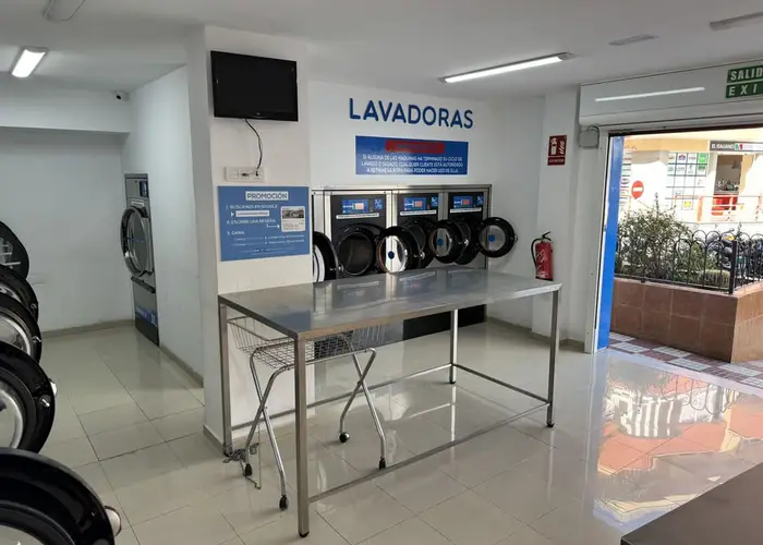 Espace de pliage avec table en acier à la Lavandería Azul d'Adeje