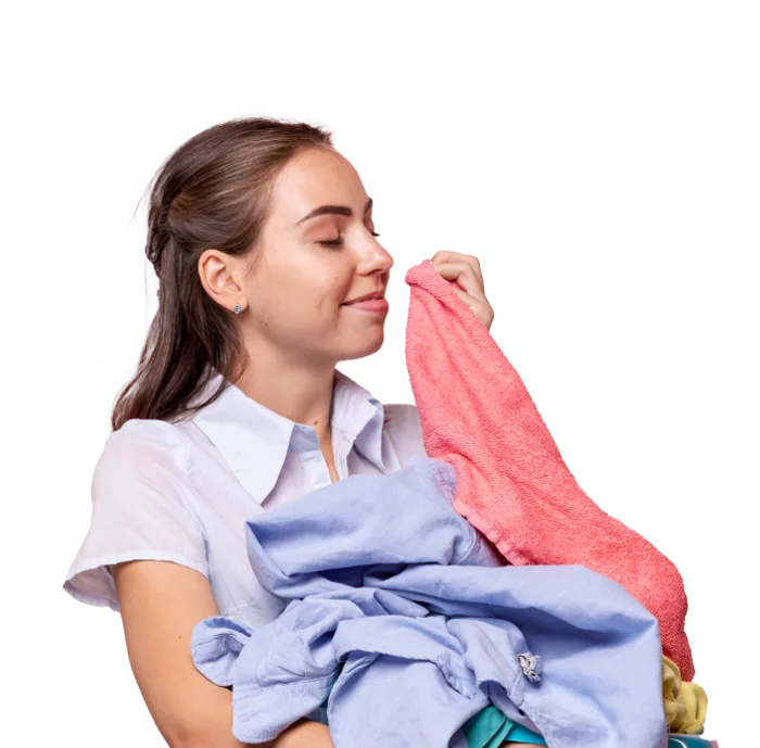 Cliente sentant son linge fraîchement lavé à la Lavandería Azul