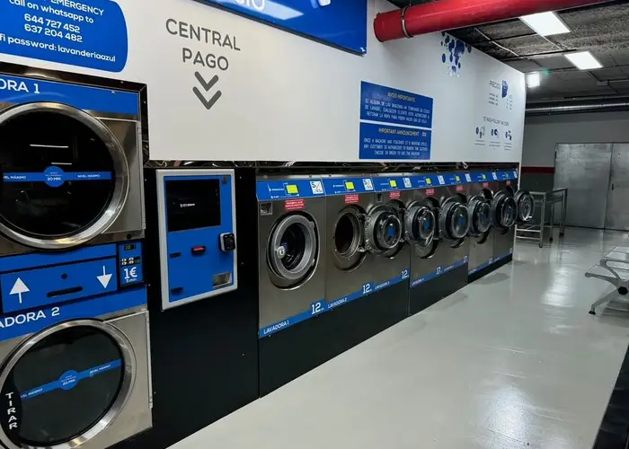 Reihe von Waschmaschinen des Lavandería Azul im CC Siam Mall