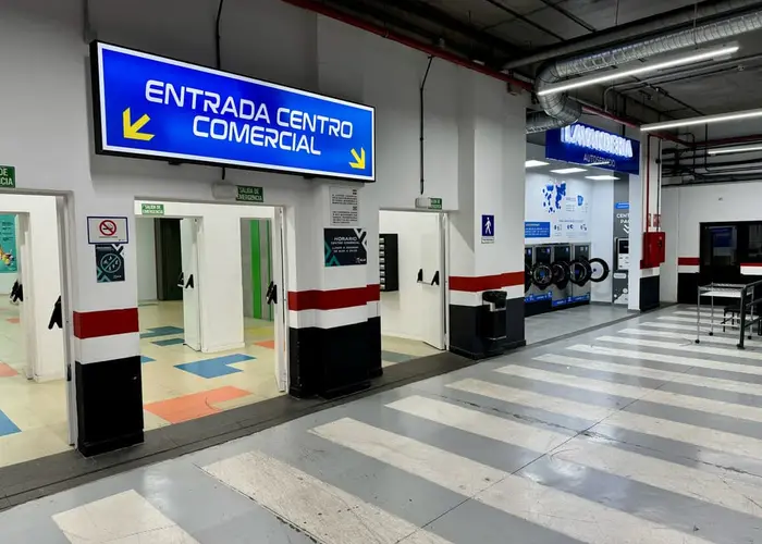 Access to the Lavandería Azul from the entrance of the X-Sur shopping centre